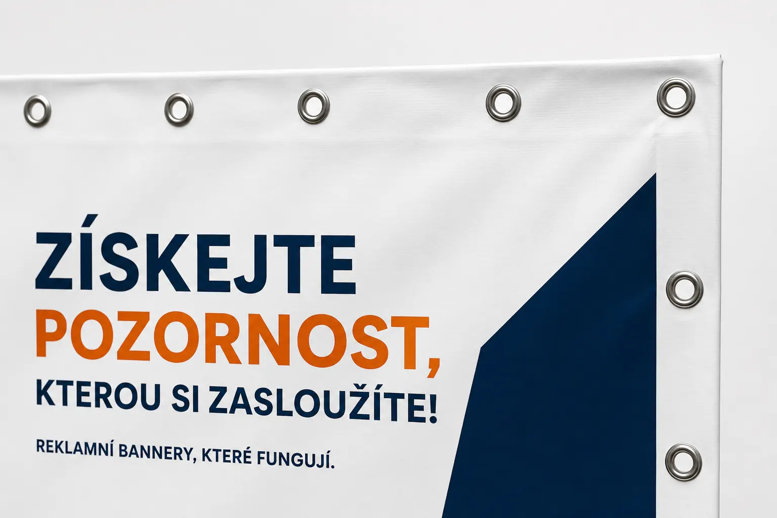 Detail kovového očka na PVC banneru